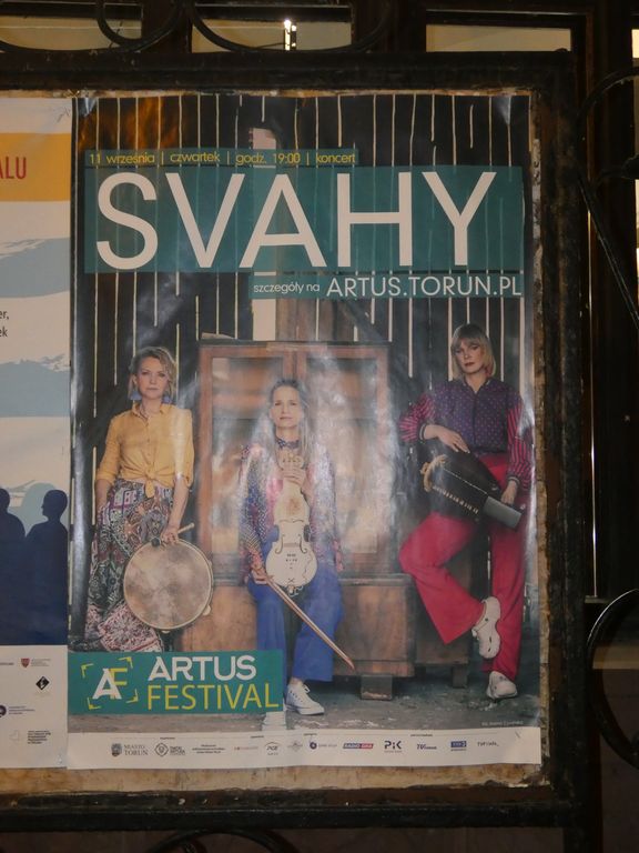 żeńskie trio folkowe SVAHY-014