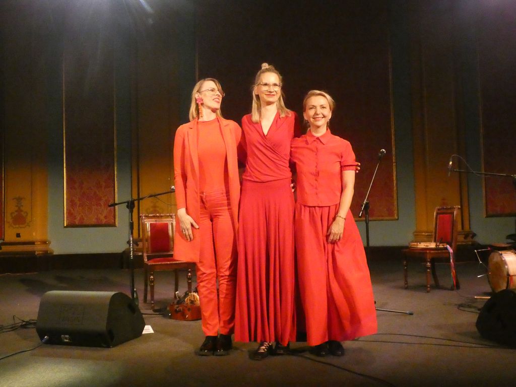 żeńskie trio folkowe SVAHY-013