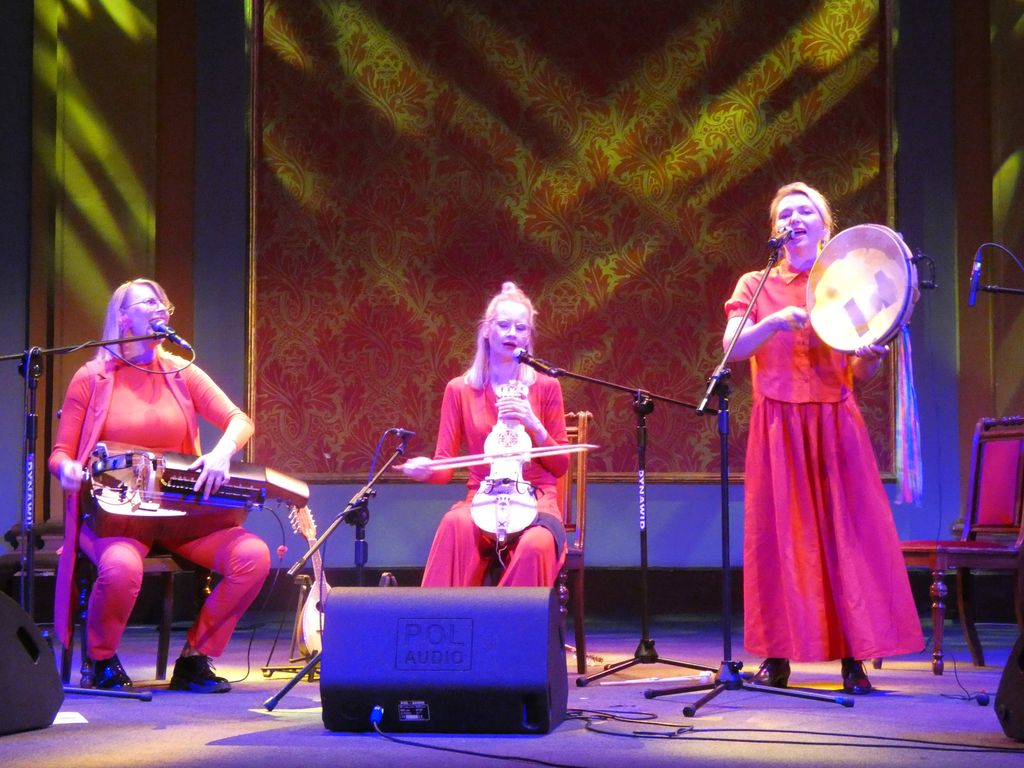 żeńskie trio folkowe SVAHY-009