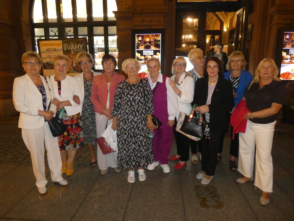 żeńskie trio folkowe SVAHY-015