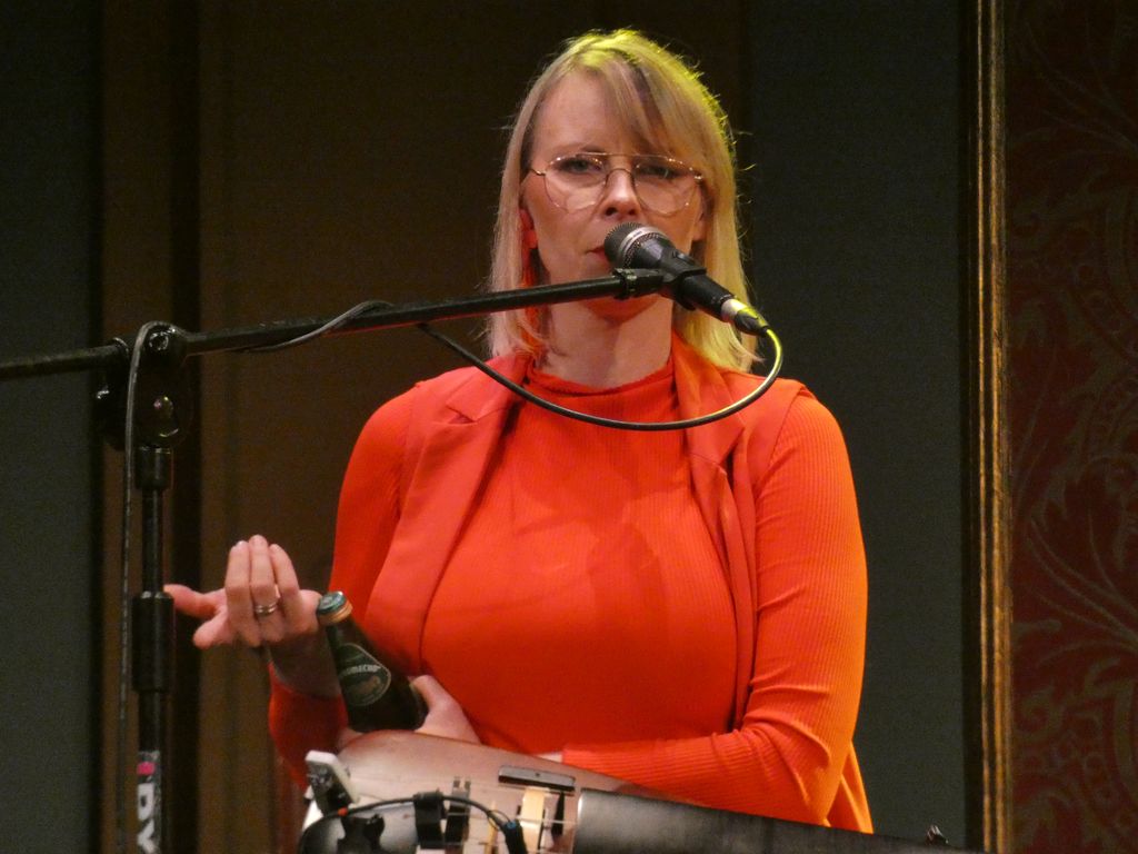 żeńskie trio folkowe SVAHY-010